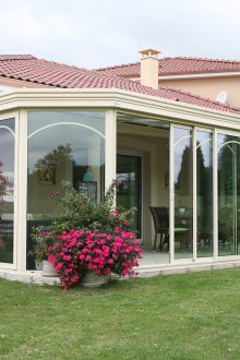 Θωρακισμένη βεράντα με συρόμενες πόρτες σε εξοχική κατοικία