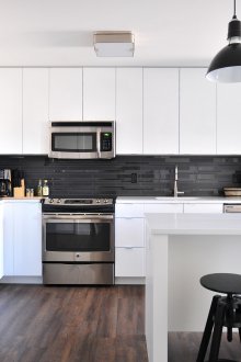 Σχεδιασμός κουζίνας 20 τ.μ. με στυλ μινιμαλισμού