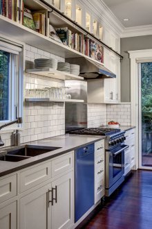 Σχεδιασμός κουζίνας 20 τ.μ. με πανοραμικό παράθυρο