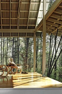 Μια ανοιχτή βεράντα με ασυνήθιστη οροφή