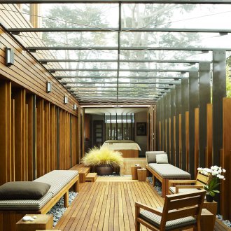 Σύγχρονη υαλοπετασμένη βεράντα