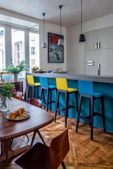 Μπλε κουζίνα με μπαρ για πρωινό