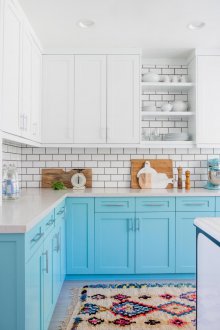 Μπλε και άσπρη κουζίνα