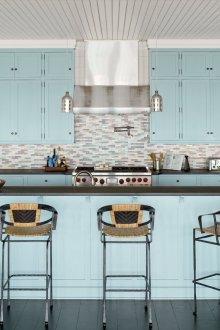 Μεγάλη κουζίνα με μπλε αποχρώσεις