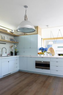 Μπλε κουζίνα με ξύλο