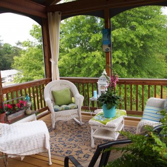 Καλή βεράντα με κουρτίνες