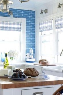 Μπλε κεραμοσκεπή κουζίνα σε έναν κεραμιδό