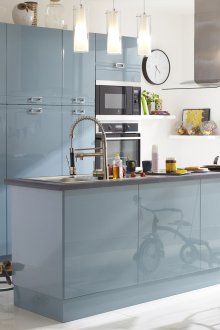 Μπλε κουζίνα με έπιπλα