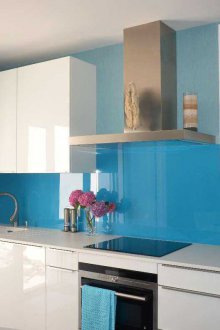 Μπλε πλαστική ποδιά στην κουζίνα