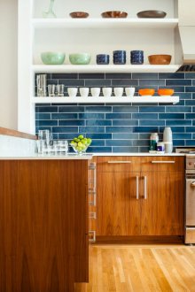 Κεραμίδι σε μπλε αποχρώσεις στην κουζίνα