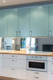 Μπλε κουζίνα με ντουλάπια