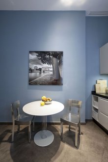 Μπλε κουζίνα με ξαπλώστρες