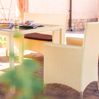 Μπεζ έπιπλα από λυγαριά στη βεράντα