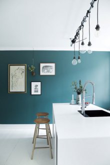 Κουζίνα με μπλε τοίχους