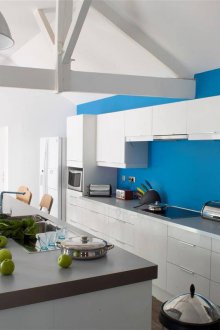 Φωτεινή μπλε κουζίνα