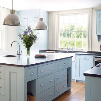 Κουζίνα σε μπλε αποχρώσεις σε εξοχική κατοικία
