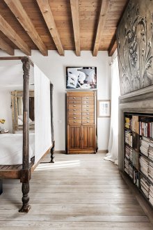 Ιταλικό στυλ στο εσωτερικό με σκαλιστά έπιπλα