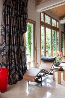 Ιταλικό στυλ στο εσωτερικό με κουρτίνες