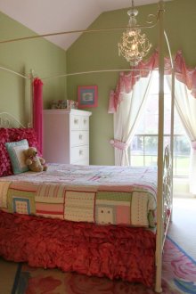 Diseño de cortinas para una habitación infantil en una ventana arqueada.