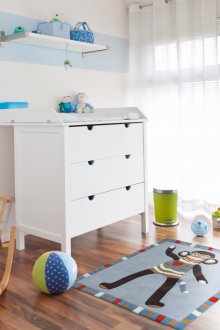 Σχεδιασμός κουρτινών για ένα μονοφωνικό λευκό παιδικό βρεφικό