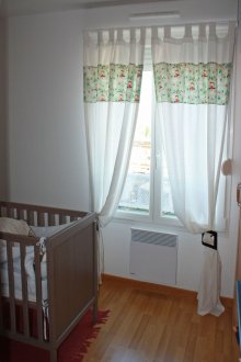 Σχεδιασμός κουρτινών για λευκό παιδικό δωμάτιο