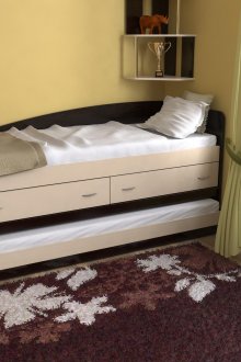 Μπεζ-μαύρο κουκέτα με συρτάρια