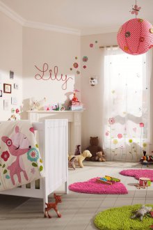 Σχεδιασμός κουρτίνες για ένα παιδικό δωμάτιο με λουλούδια