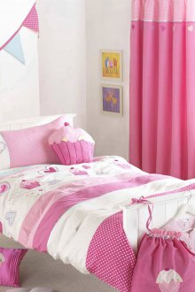 Σχεδιασμός κουρτινών για το βρεφονηπιακό σταθμό ενός κοριτσιού