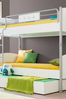 Stilvolles weißes Etagenbett im Kinderzimmer