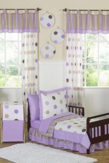 Σχεδιασμός κουρτίνας για παιδικό δωμάτιο σε μοβ polka κουκκίδες.