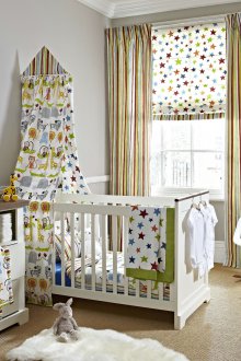 Σχεδιασμός κουρτινών για ένα παιδικό δωμάτιο σε συνδυασμό