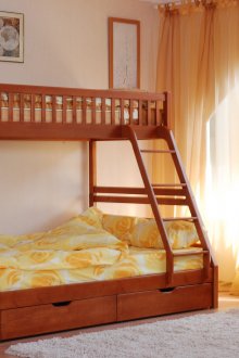 Καφέ κουκέτα με σκάλες