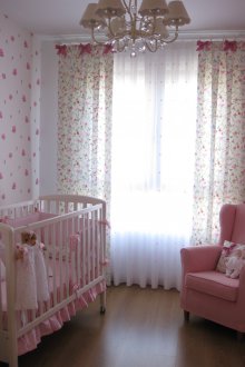 Σχεδιάστε μια κουρτίνα για ένα μικρό δωμάτιο με μια μικρή εκτύπωση