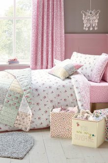 Σχεδιάστε κουρτίνες για το δωμάτιο των παιδιών στο περβάζι