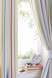 Σχεδιασμός κουρτίνες για παιδιά δωμάτιο με ρίγες.