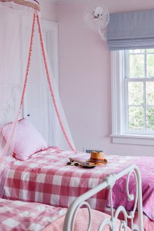 Ρωμαϊκή σχεδίαση κουρτινών για παιδικό δωμάτιο απλή