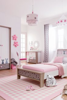 Σχεδιασμός κουρτινών για ένα παιδικό δωμάτιο με γκρίζα polka dot