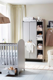 Σχεδιασμός κουρτινών για παιδικό δωμάτιο σε γωνιακό παράθυρο