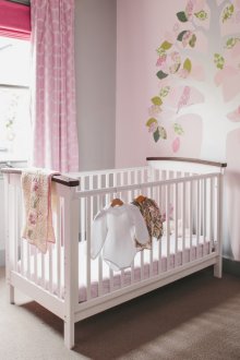 Σχεδιασμός κουρτινών για ένα ροζ φυτώριο με μοτίβο