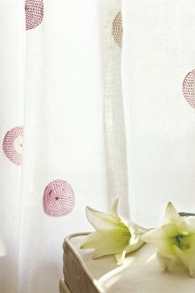 Σχεδιασμός κουρτινών για παιδικό δωμάτιο με κεντήματα