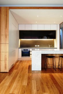 Σχεδιασμός κουζίνας με μεγάλο μετρητή μπαρ