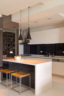 Σχεδιασμός κουζίνας με μαύρο και άσπρο μετρητή μπαρ