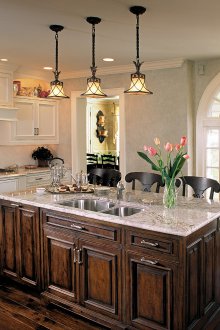 Κλασικό σχεδιασμό κουζίνας με μετρητή μπαρ