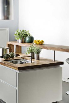 Σχεδιασμός κουζίνας με μετρητή μπάρας κάτω από δέντρο