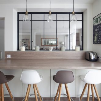 Σχεδιασμός κουζίνας με μπαρ για πρωινό