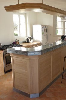 Σχεδιασμός κουζίνας με ένα μπαρ στο σπίτι