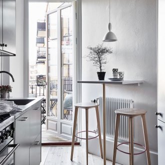 Σχεδιασμένη κουζίνα με ένα μπαρ για δύο