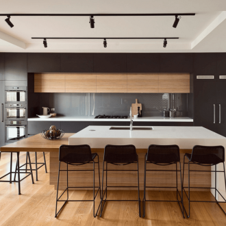 Σχεδιασμός κουζίνας με μετρητή μπαρ σε δύο επίπεδα