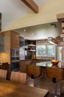 Σχεδιασμός κουζίνας με μετρητή μπαρ στο εσωτερικό