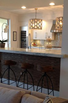 Σχεδιασμός κουζίνας με μετρητή μπαρ και στήλες